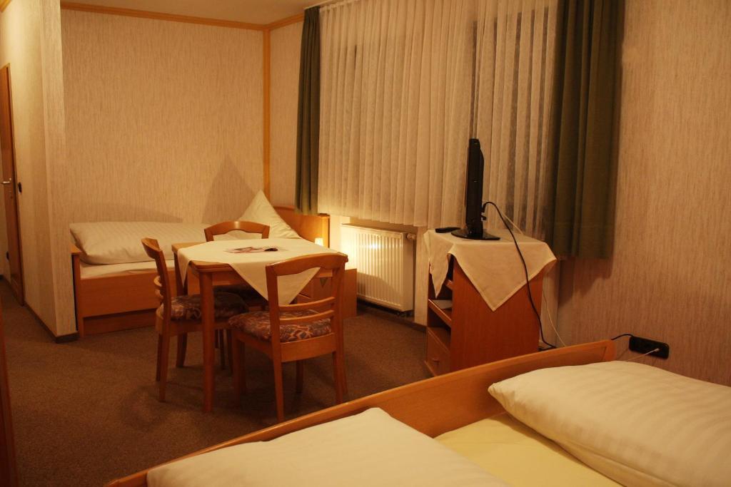 Hotel Drei Kronen Бургунштадт Номер фото